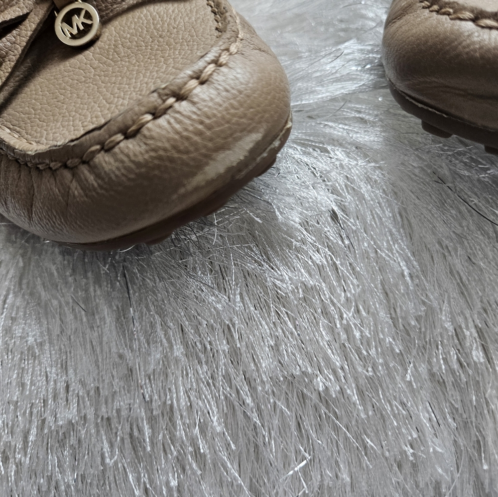Pre loved authentic Michael Kors loafers - Picture 3 of 10